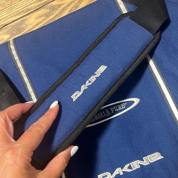 Dakine Sholder bag with Laptop space and lots of room - comfortable to wear - Picture 3 of 8